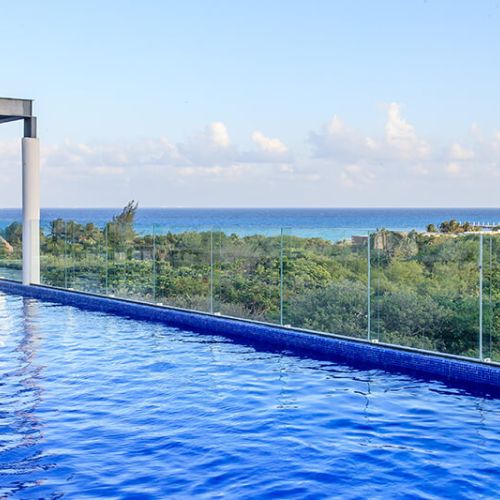 Pool with a view of the small jungle of Playa del Carmen and the beach